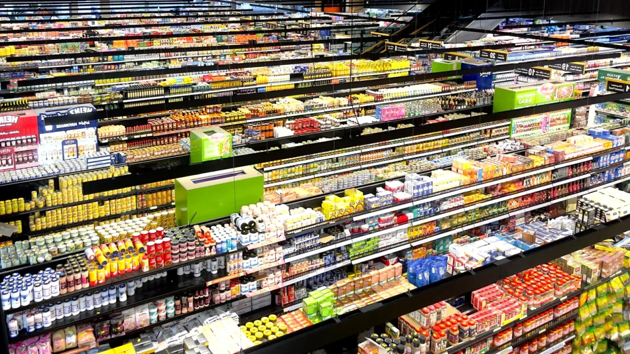 Market rafında yan yana ürünler